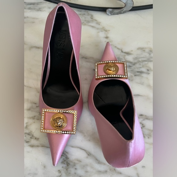 VERSACE Biggie Pink Satin Pointed Toe Crystal Medusa Plaque Pump Heels - Picture 5 of 13